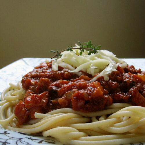 Спагети със свинско месо и доматен сос