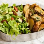 Обяд в кутия - пресни печени картофки и зелена салата