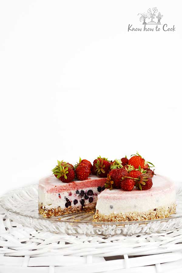 Сурова сладоледена торта с ягоди и боровинки
