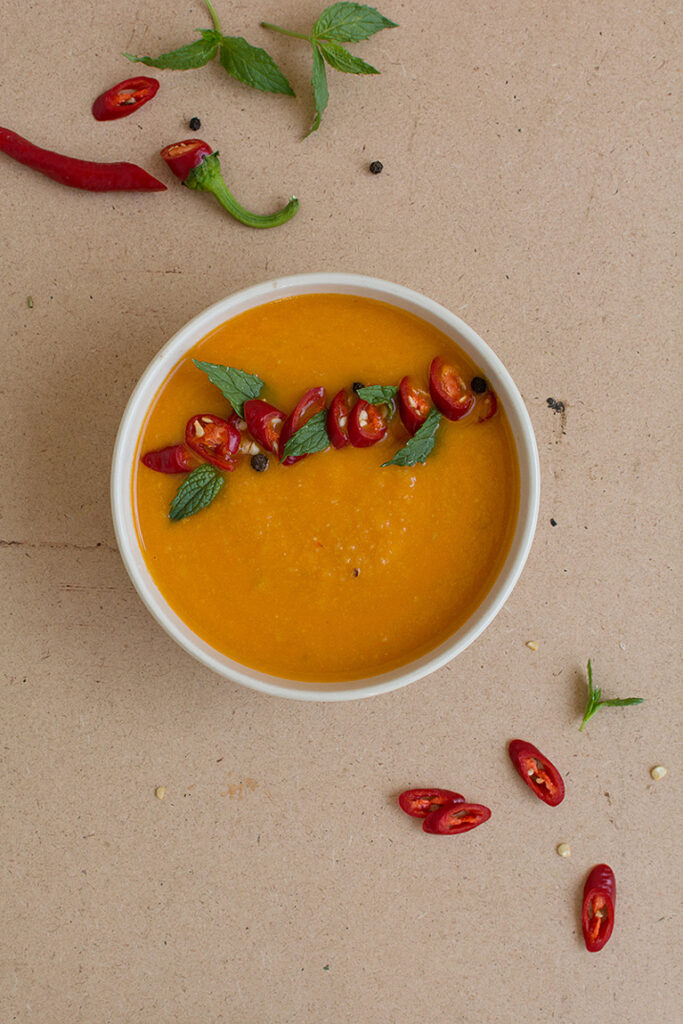 Крем супа от нахут с печени червени чушки и домати