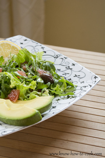 Свежа зелена салата с рукола, авокадо, грейпфрут и маслини