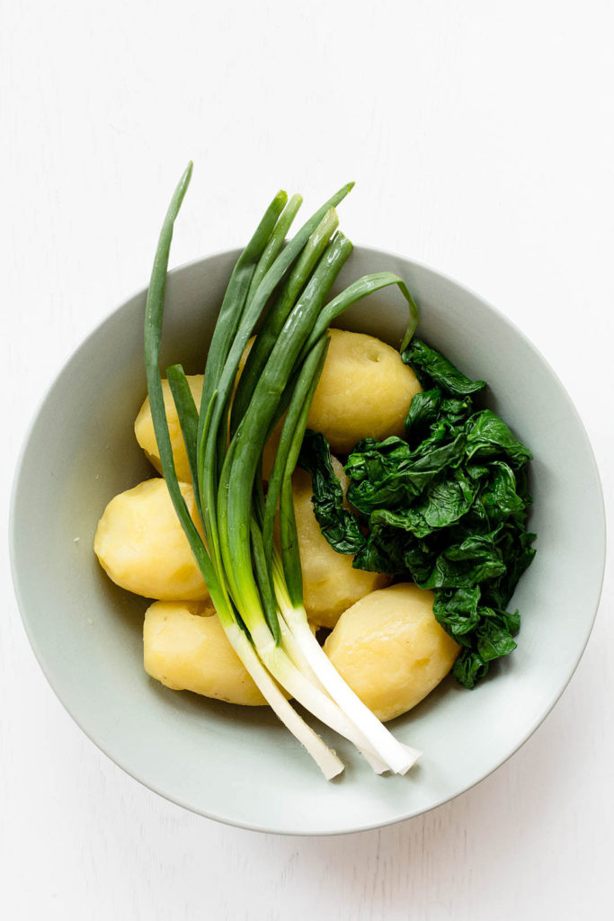 Необходими продукти за кюфтета с картофи и спанак