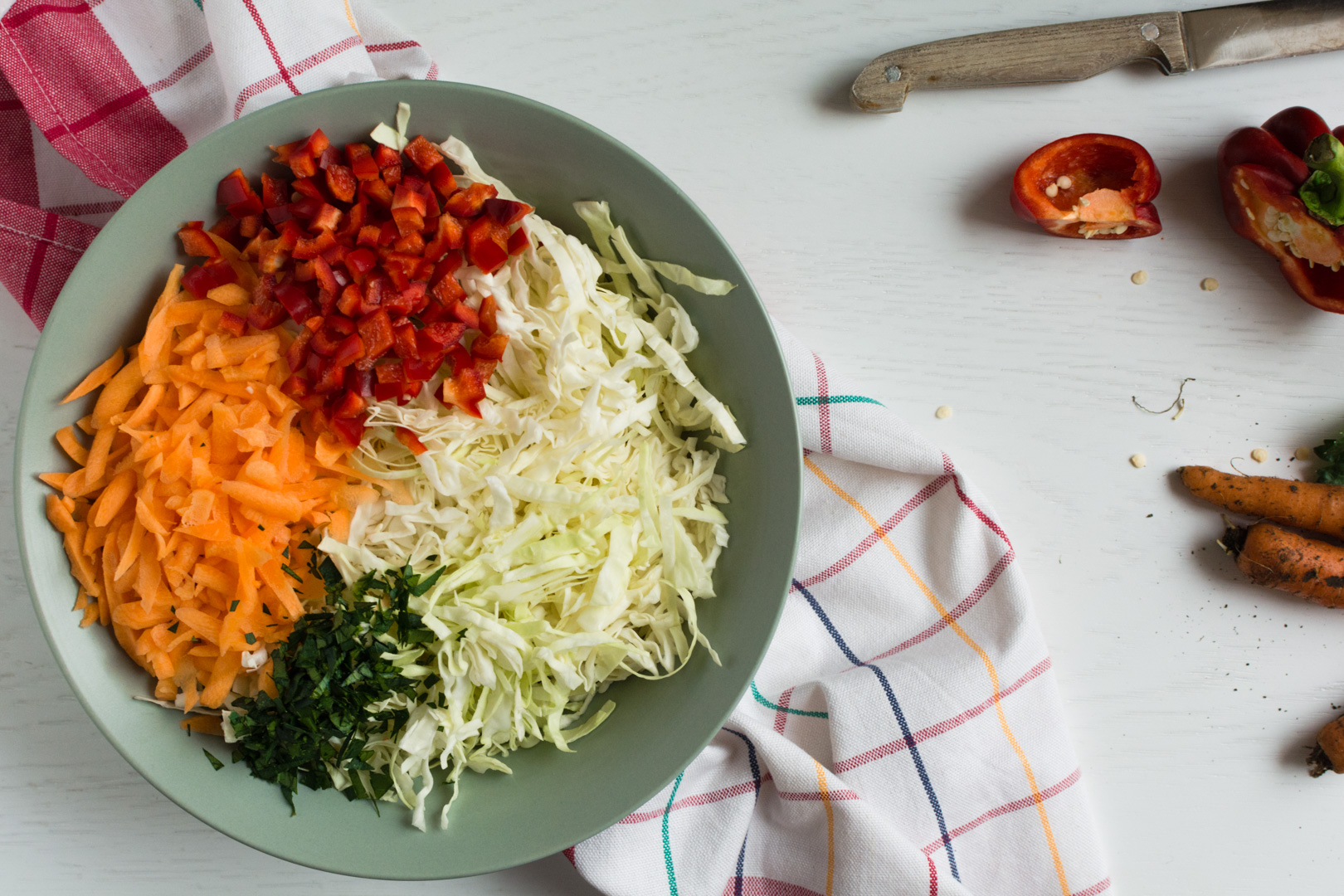 Как се приготвя салата от зеле и моркови